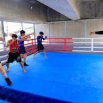 Boxeadores treinando em um ringue de boxe
