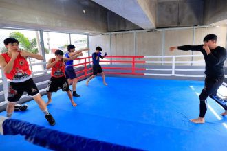 Boxeadores treinando em um ringue de boxe