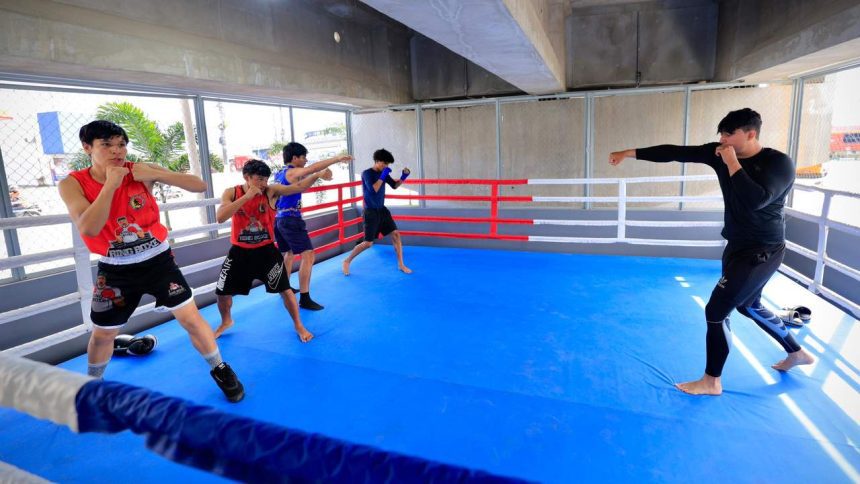 Boxeadores treinando em um ringue de boxe