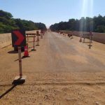 BR-319 com sinalização de obras e restrições de tráfego para veículos de carga.
