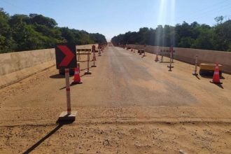 BR-319 com sinalização de obras e restrições de tráfego para veículos de carga.