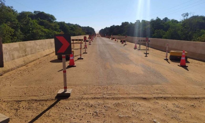 BR-319 com sinalização de obras e restrições de tráfego para veículos de carga.