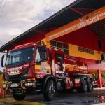 Caminhão de bombeiros vermelho em frente ao quartel em Rio Preto da Eva, Amazonas.