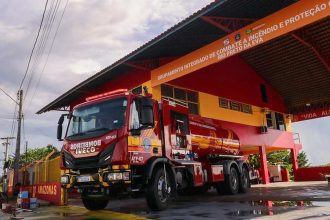 Caminhão de bombeiros vermelho em frente ao quartel em Rio Preto da Eva, Amazonas.