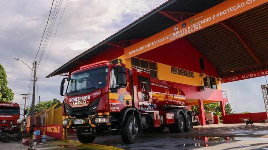 Caminhão de bombeiros vermelho em frente ao quartel em Rio Preto da Eva, Amazonas.