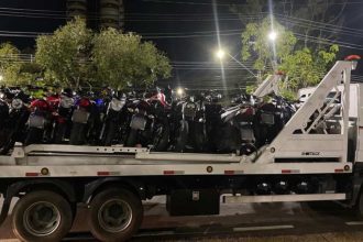 Caminhão guincho transportando diversas motocicletas apreendidas pelo Detran-AM.