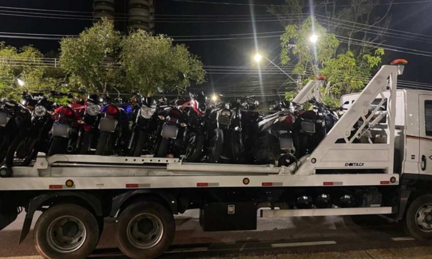 Caminhão guincho transportando diversas motocicletas apreendidas pelo Detran-AM.