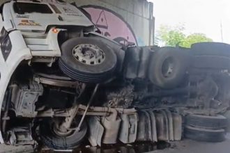 Caminhão tombado na avenida Max Teixeira, Manaus, após acidente.