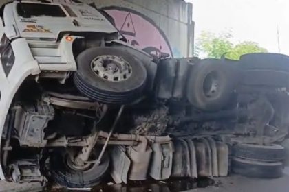 Caminhão tombado na avenida Max Teixeira, Manaus, após acidente.