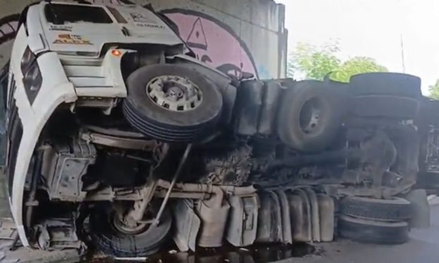 Caminhão tombado na avenida Max Teixeira, Manaus, após acidente.