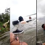 Canoa naufraga com família. Pessoas na água e objetos flutuando.