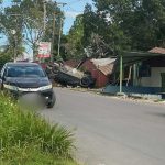 Carro capotado colide com poste, Chevrolet Montana.