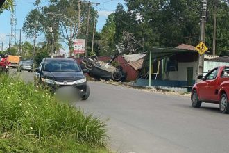 Carro capotado colide com poste, Chevrolet Montana.