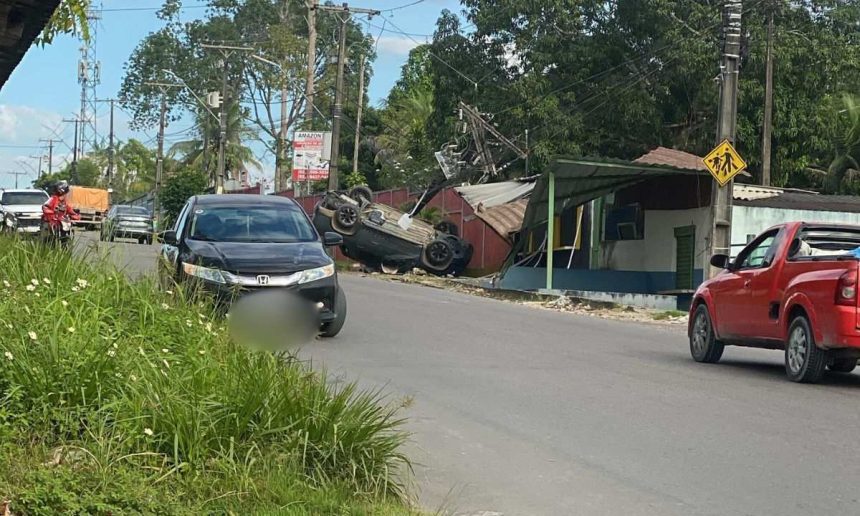 Carro capotado colide com poste, Chevrolet Montana.