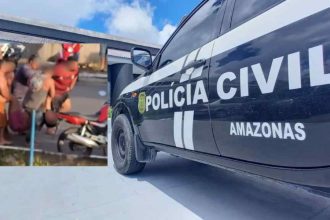Carro da Polícia Civil do Amazonas com cena de crime ao fundo.