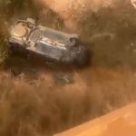 Carro em igarapé após acidente fatal.