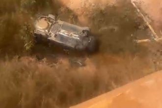 Carro em igarapé após acidente fatal.