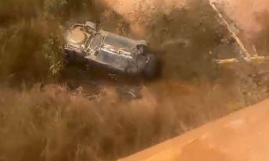 Carro em igarapé após acidente fatal.