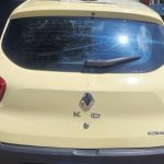 Carro Renault amarelo em oficina.