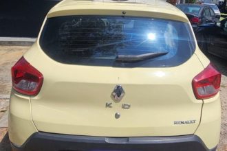 Carro Renault amarelo em oficina.