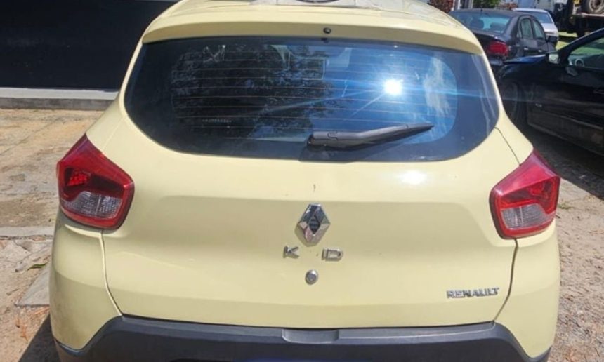 Carro Renault amarelo em oficina.
