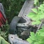 Carro tombado em barranco após motorista de aplicativo perder o controle, área de mata.