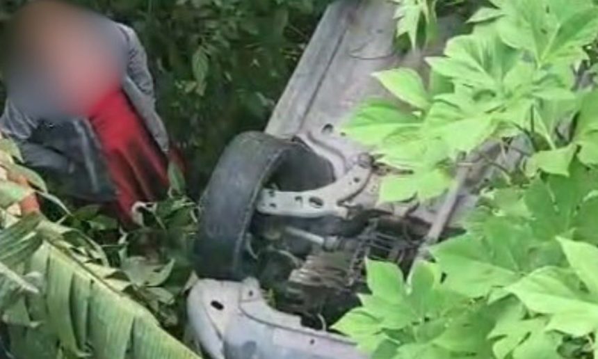 Carro tombado em barranco após motorista de aplicativo perder o controle, área de mata.
