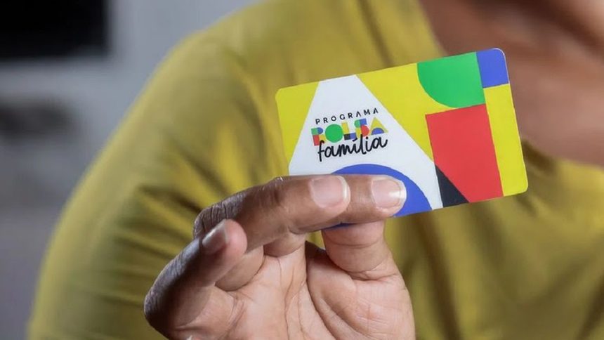 Cartão Bolsa Família em mãos, mostrando o programa de assistência social.