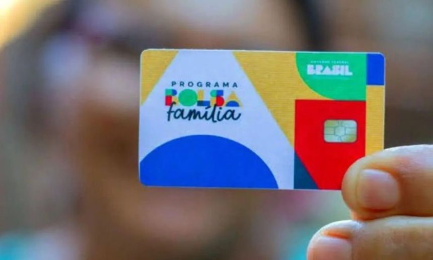 Cartão do programa Bolsa Família em mãos, com logo do programa e informações sobre benefícios.