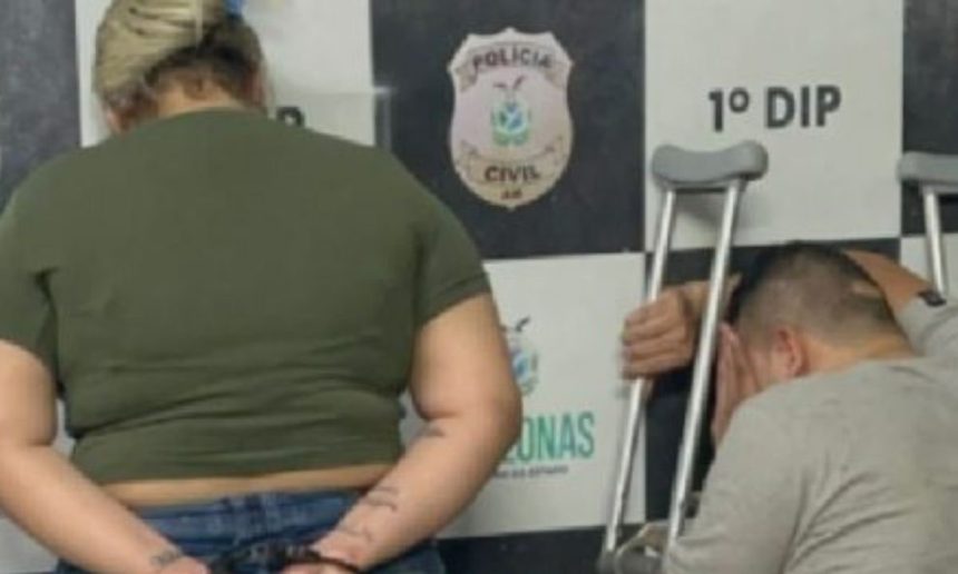 Casal preso em delegacia: mulher com algemas e homem com muletas.