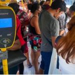 Catraca de ônibus Prodata em Manaus com passageiros em transporte público.