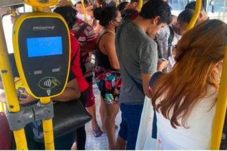 Catraca de ônibus Prodata em Manaus com passageiros em transporte público.