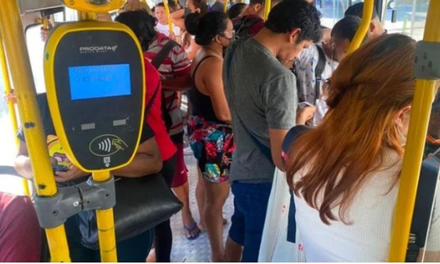 Catraca de ônibus Prodata em Manaus com passageiros em transporte público.