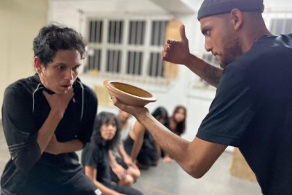 Cena do espetáculo 'A Memória da Pedra' com atores em atuação.
