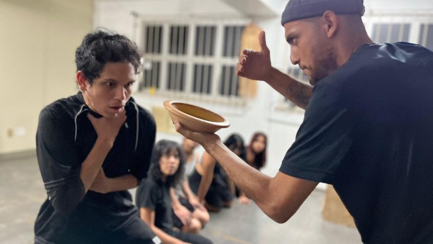 Cena do espetáculo 'A Memória da Pedra' com atores em atuação.