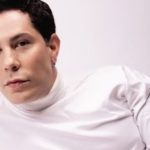 Christian Chávez, ex-RBD, em foto promocional para turnê solo no Brasil.