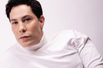 Christian Chávez, ex-RBD, em foto promocional para turnê solo no Brasil.