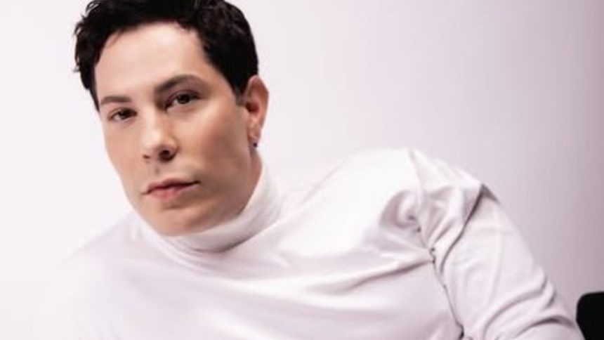 Christian Chávez, ex-RBD, em foto promocional para turnê solo no Brasil.