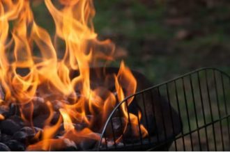 Churrasqueira com fogo intenso e grelha, após acidente com motocicleta.
