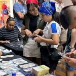 Colecionadores de moedas e notas no Encontro Mensal de Numismática da SNA.