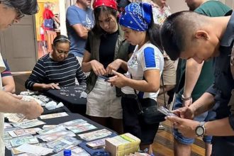 Colecionadores de moedas e notas no Encontro Mensal de Numismática da SNA.