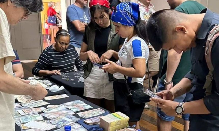 Colecionadores de moedas e notas no Encontro Mensal de Numismática da SNA.