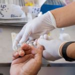 Coleta de sangue para teste de hepatite em Manaus