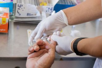 Coleta de sangue para teste de hepatite em Manaus