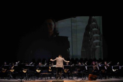 Concerto da Orquestra de Violões com trilhas sonoras de filmes e TV.