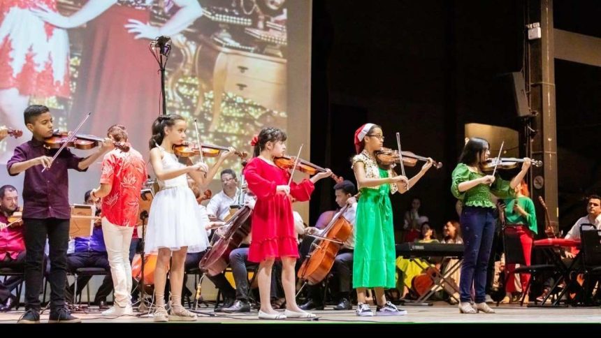 Crianças do Centro Suzuki se apresentam em recital no Palácio da Justiça, tocando violino.