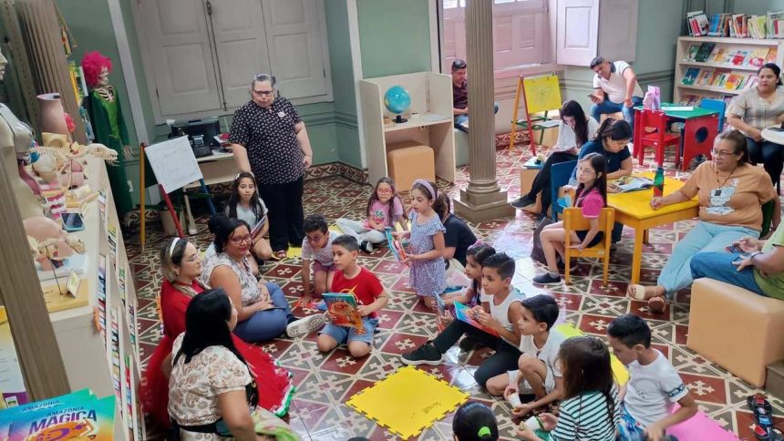 Crianças e adultos em biblioteca, evento de troca de livros e gibis.