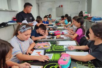 Crianças em aula de artes no Liceu Claudio Santoro em Parintins.