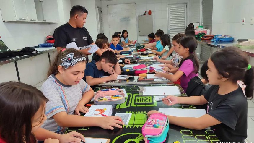 Crianças em aula de artes no Liceu Claudio Santoro em Parintins.