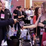 Degustação de vinhos em feira internacional.